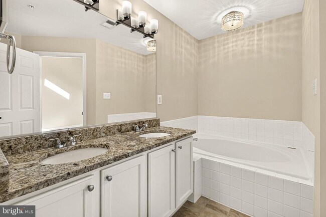 Building Photo - 6126 Madison Crest Ct