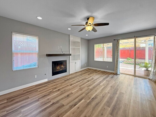 Building Photo - Beautiful 4BR + Office / 3BA Home in Prime...