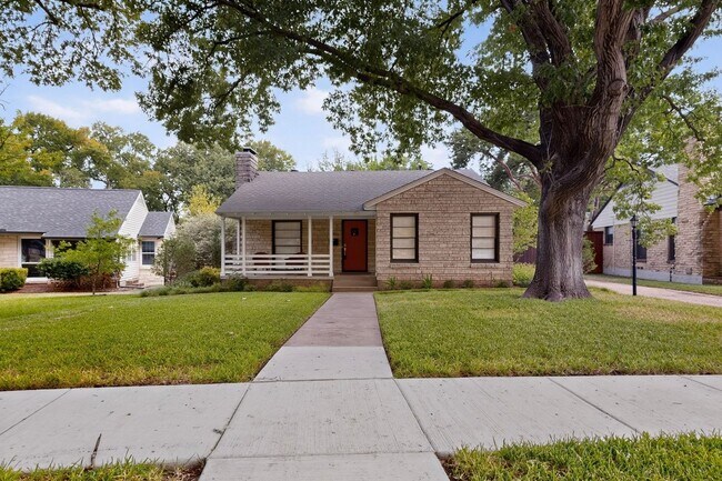 Building Photo - Gorgeous 2/2 Bungalow with Private Pool