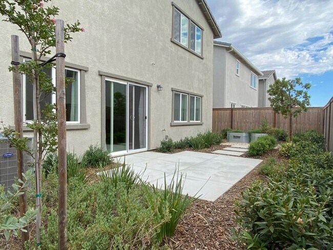 Building Photo - 2023 model home in solar community! Available 4/1