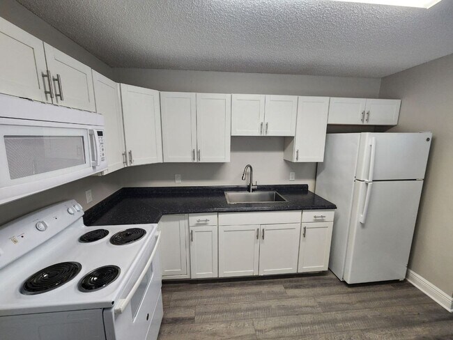 Building Photo - Housing Voucher Accepted -Upgraded 3 Bedroom 2 Bath - Minutes from Super Target and Publix