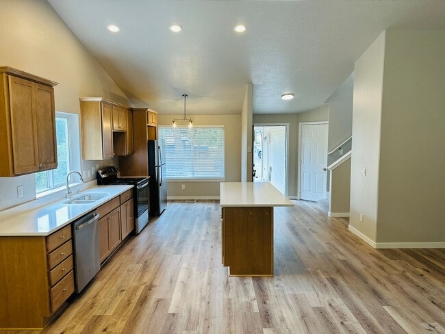 Building Photo - 710 SE 135th Ct