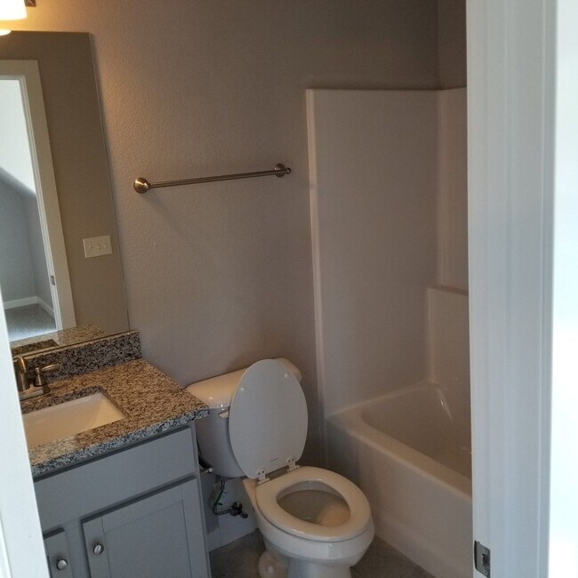 Building Photo - 3 bedroom 3.5 bathroom home near campus