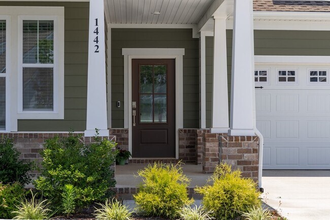 Building Photo - 1442 English Oak Dr