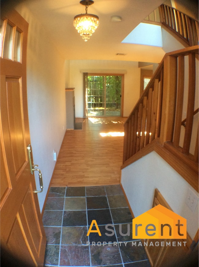 Building Photo - 2-Bedroom Townhouse Close to Hospitals, Great Private, Central Location!