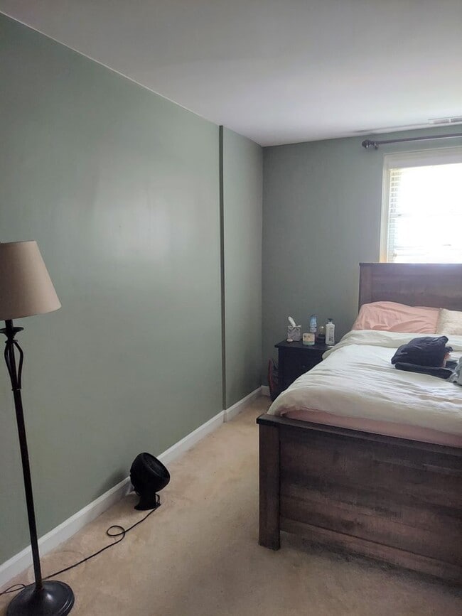 Building Photo - Stunning And Spacious 2-Level, 1 Bedroom, ...