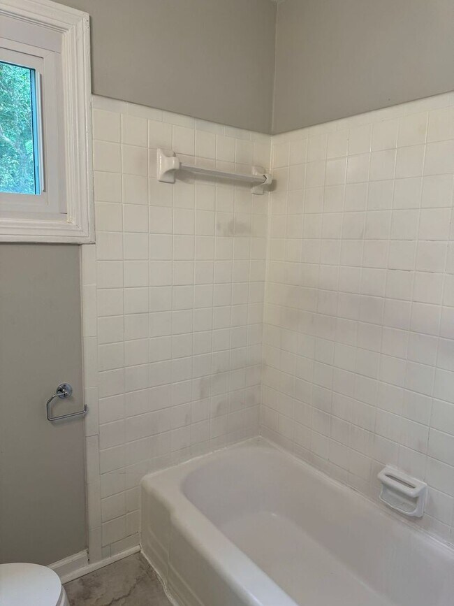 Building Photo - 907 Elwood Dr