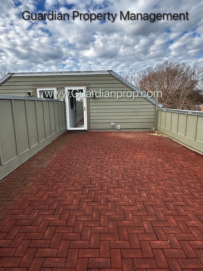 Building Photo - Spacious Uptown Side By Side, Dishwasher, Garage, In Unit Laundry, Private Rooftop Deck