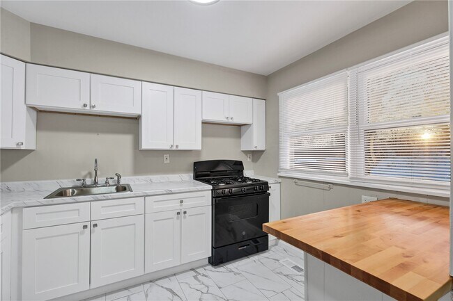 Building Photo - 9725 Medford Dr