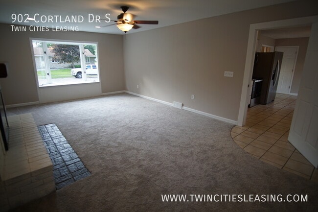 Building Photo - 902 Cortland Dr S