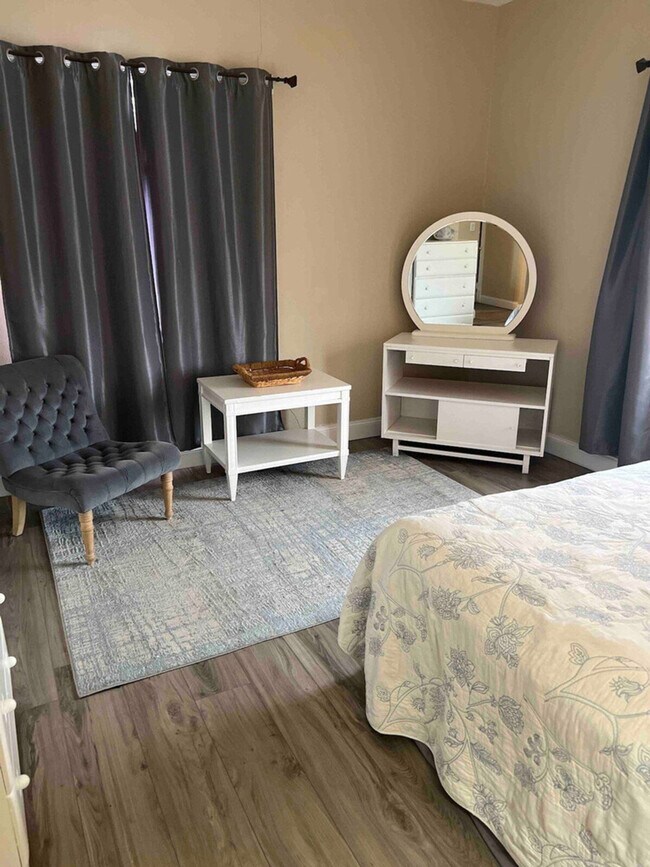 Building Photo - 912 W 1st St