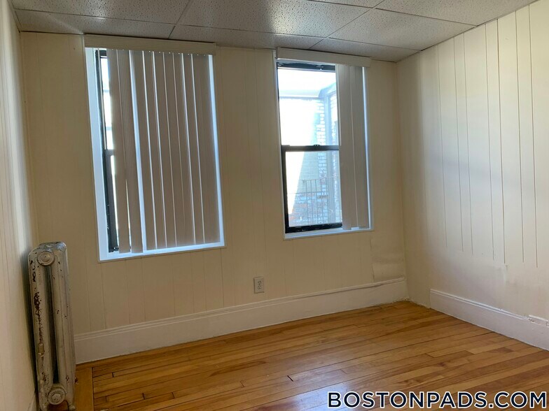 Building Photo - 439 Cambridge St