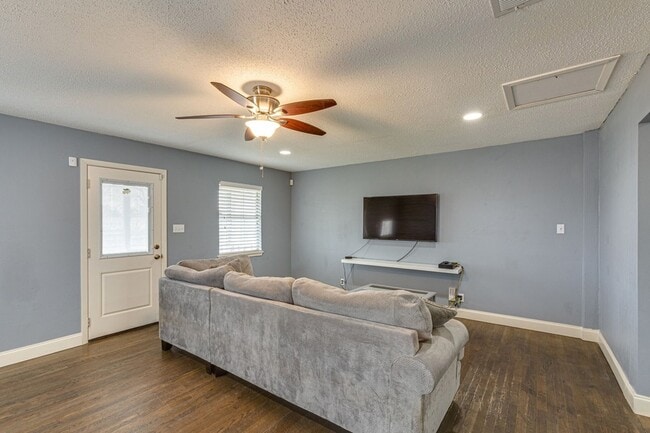Building Photo - 9621 Rustown Dr