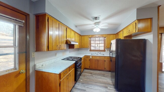 Building Photo - Roomy 3/2, quiet neighborhood/Lawncare inc...