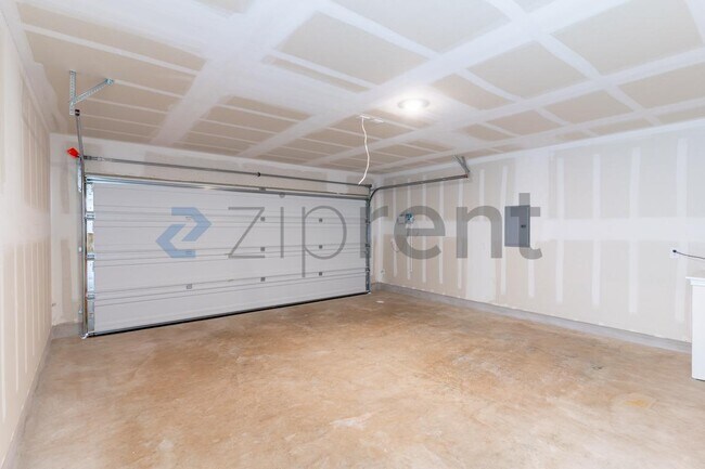 Building Photo - 208 Skyfire St