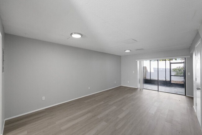 Building Photo - ***CUTE! Largo Townhome NOW *** 2 Bed. 1&1...