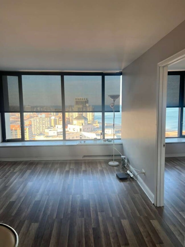 Building Photo - 5455 N Sheridan Rd