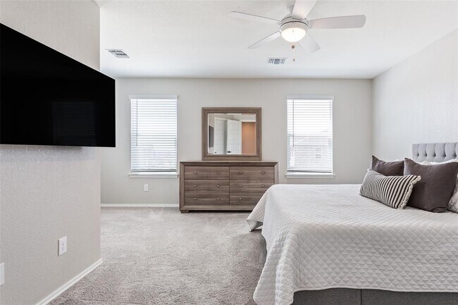 Building Photo - 213 Sweet Autumn Dr