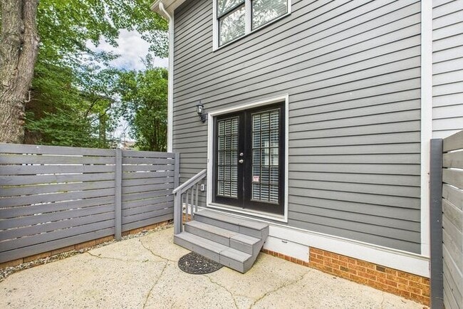 Building Photo - UNCG Area – Chancellors Court Townhomes. Walk to Campus and just minutes to Downtown!