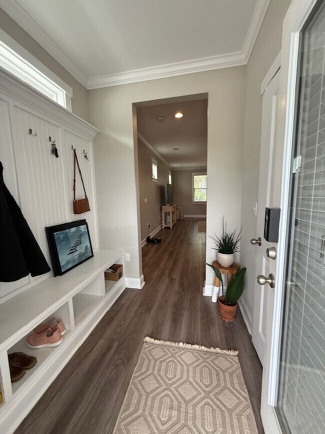 Building Photo - Quaint Neighborhood Living: Spacious 3 Bed...