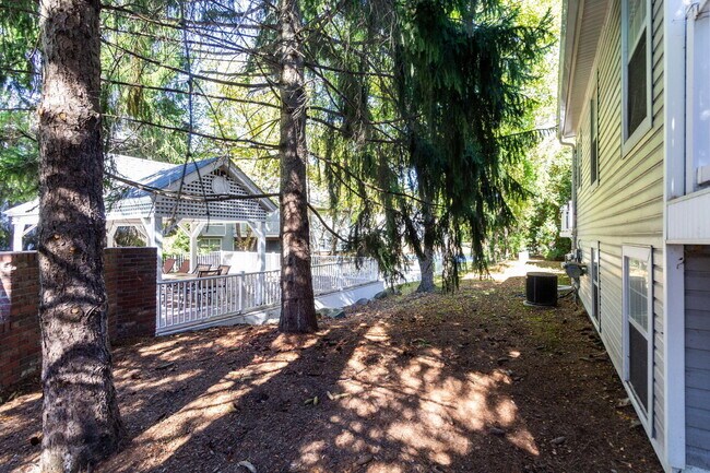 Building Photo - 1093 Fairways Blvd