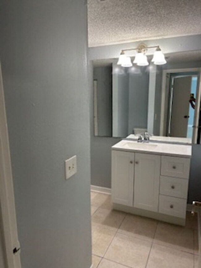 Building Photo - Beautiful 3 bedroom, 2 bath pool home in a...