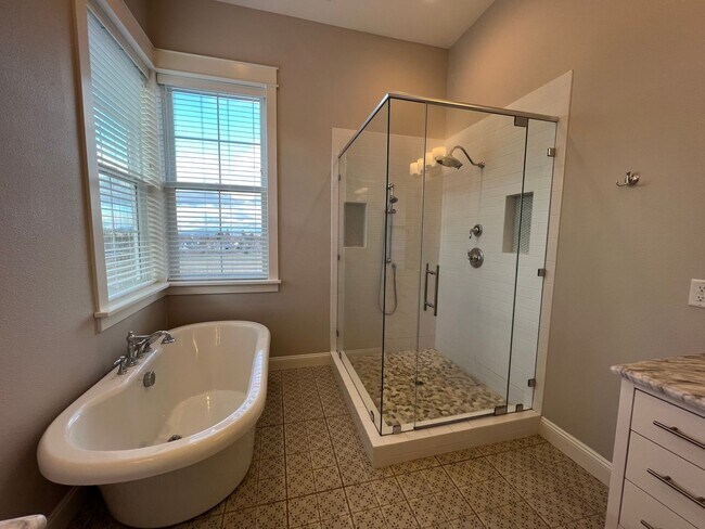 Building Photo - Beautiful, Custom home in the heart of Jacksonville | Available Now