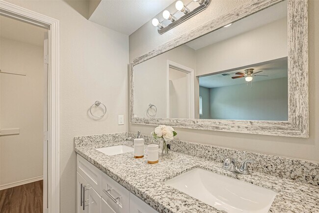 Building Photo - 910 Redway Ln