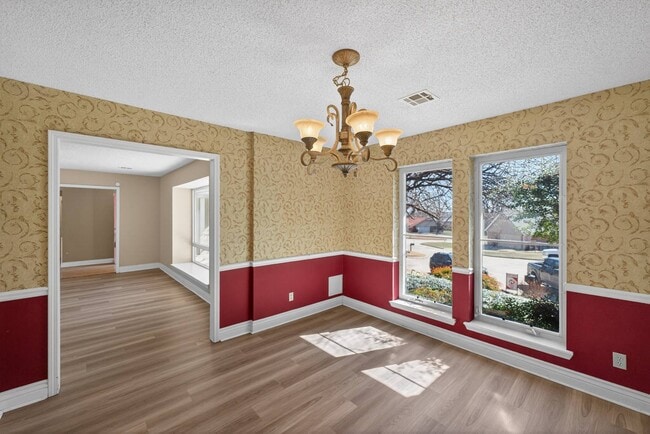 Building Photo - 1910 W 4th St S