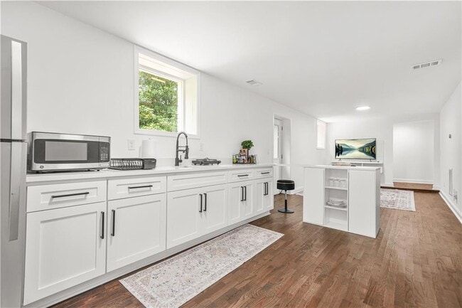 Building Photo - 2430 Hanford Dr SW