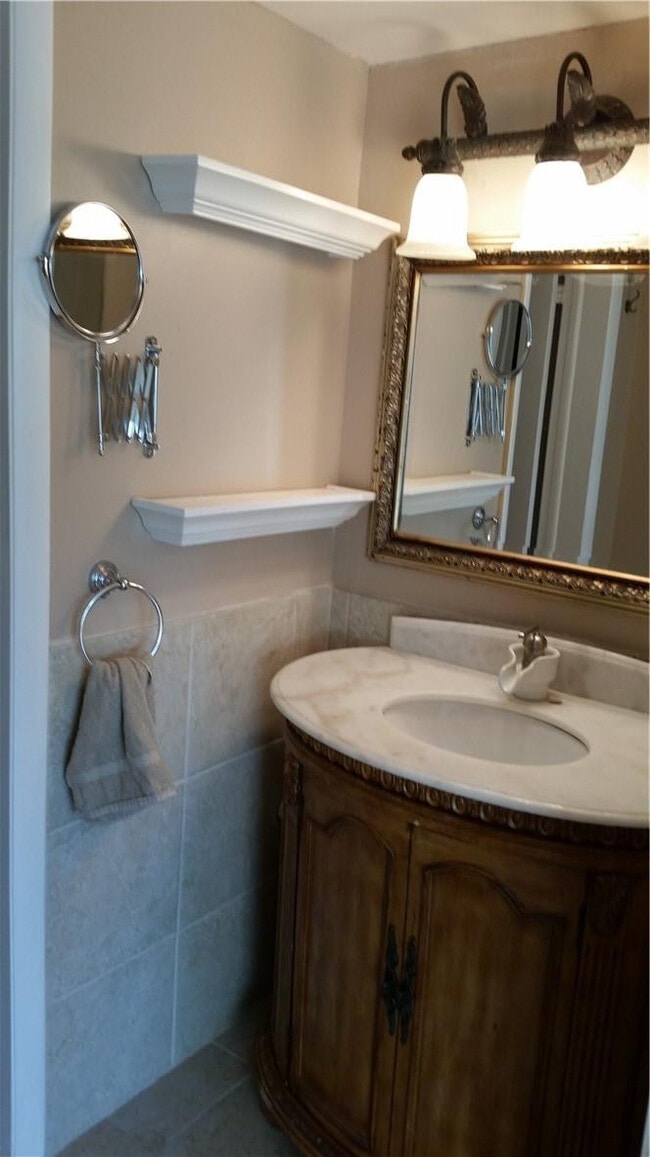 Building Photo - 430 Commodore Dr