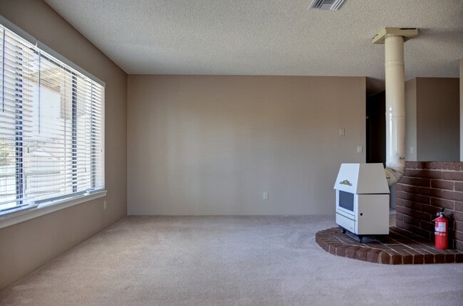 Building Photo - 3 Bedroom, 2 Bath Home in Diamond Valley!