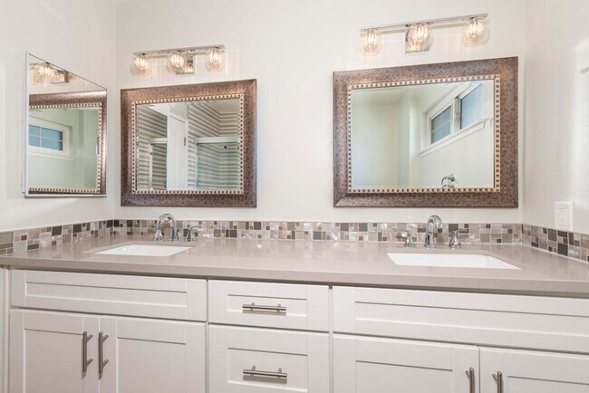 Building Photo - **Remodeled** spacious 5 bedroom home!!!