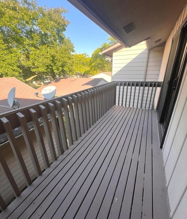Building Photo - 823 Gladstone Dr