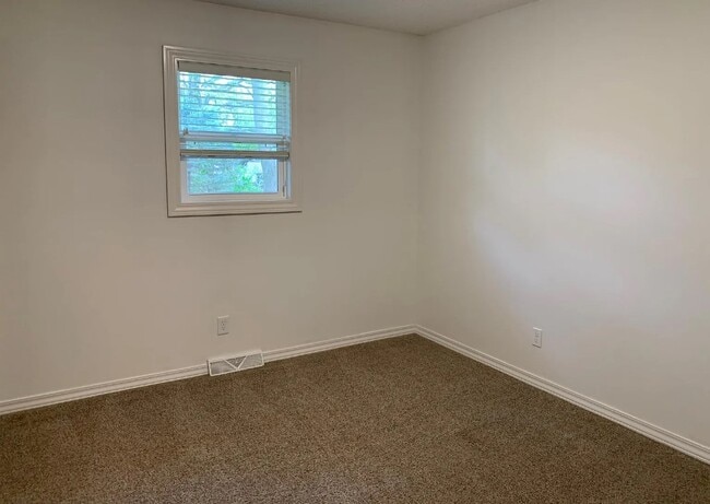 Building Photo - 1165 E Rosebrier St