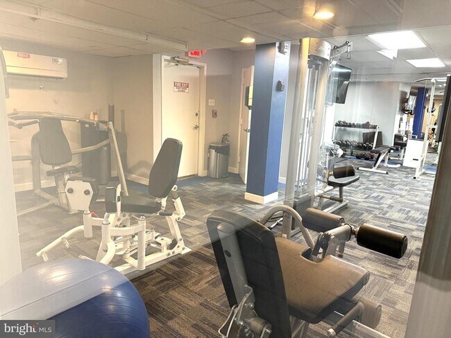 Building Photo - 200 Lombard St