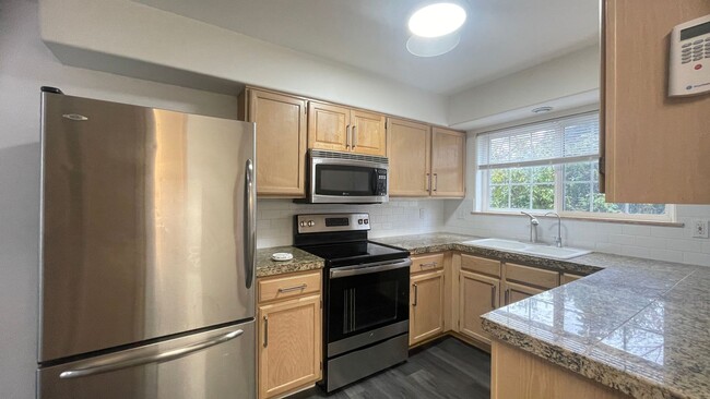 Primary Photo - 3 bed 1.5 bath townhome in the prime locat...