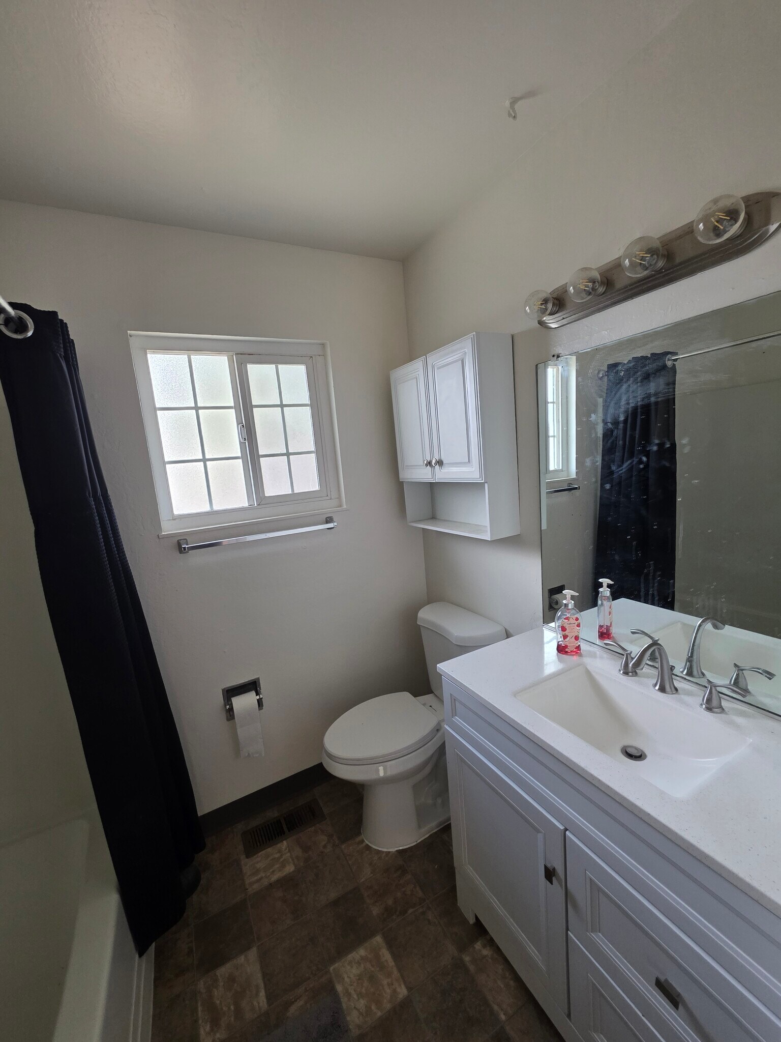 Nice size bathroom with tub - 325 N Lincoln Ave