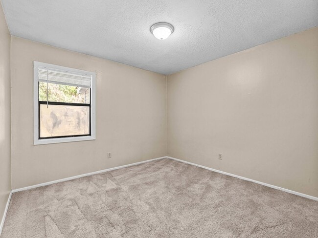 Building Photo - Townhome Beauty!