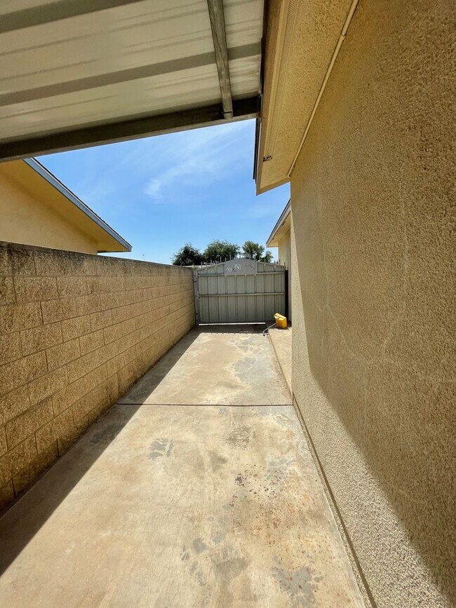 Building Photo - Spacious home in Tulare coming soon!