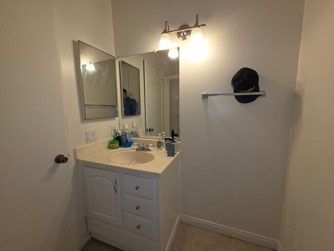 Building Photo - Spacious 2 Bedroom 2 Bath Upstairs Condominium