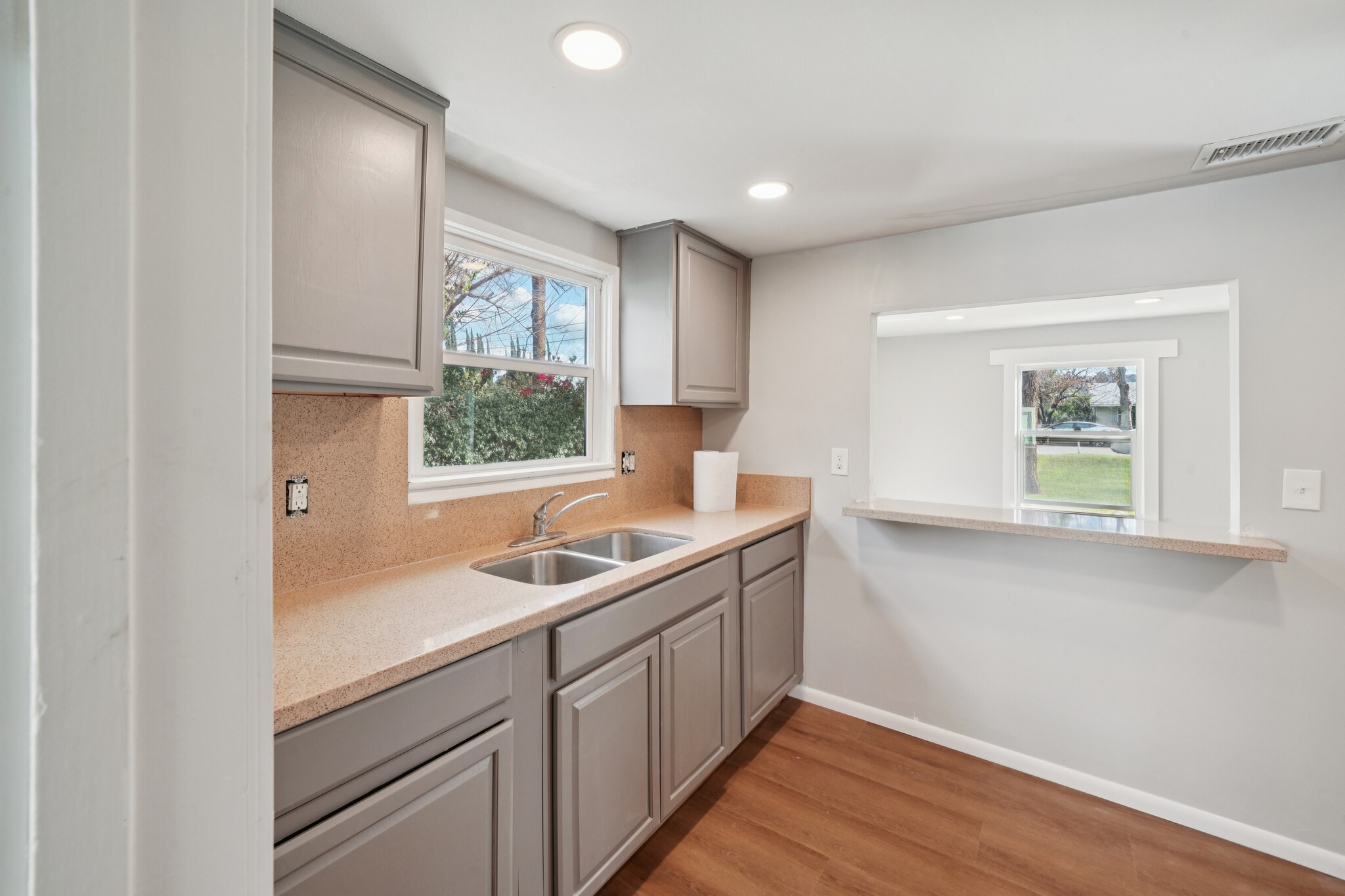 Building Photo - 1842 E Victoria Ave