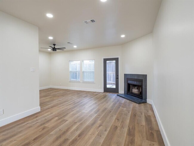 Building Photo - 210 Mockingbird Ln W