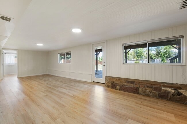 Building Photo - Spacious 5 Bedroom with Huge yard and 3 fireplaces