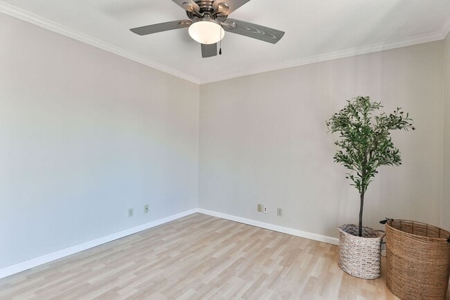 Building Photo - Talmadge : spacious 2 bed, 2 ba top floor ...