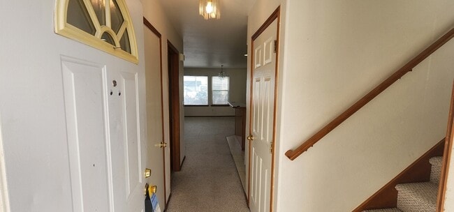 Building Photo - 1326 S Skyline Dr