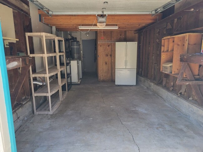 Building Photo - Super Cute Cottage on Large Lot in Quiet Area