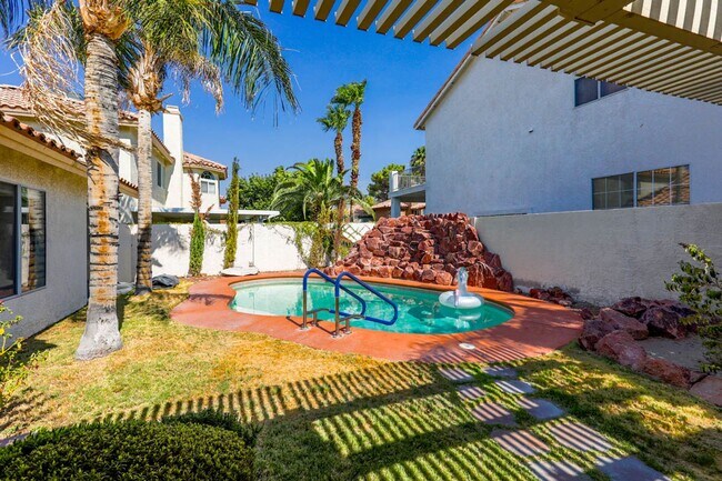 Building Photo - Single Story Northwest 3 Bedroom Pool Home