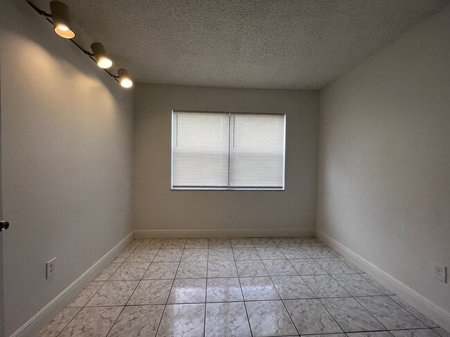 Building Photo - 842 NE 209th St