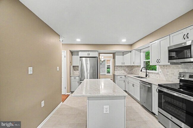Building Photo - 16200 Edgewood Dr